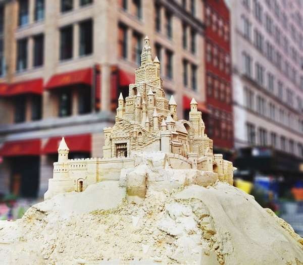 Песчаный замок среди небоскребов Манхэттена от Matt Long