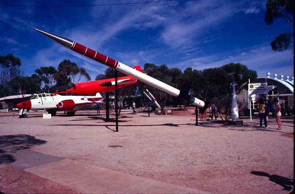 Выставка ракет и самолет с закрытого космодрома Woomera