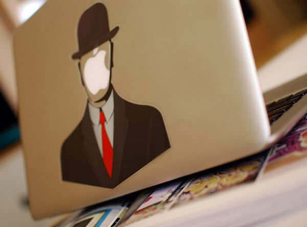 MacBook с непроницаемым человеком в строгом костюме