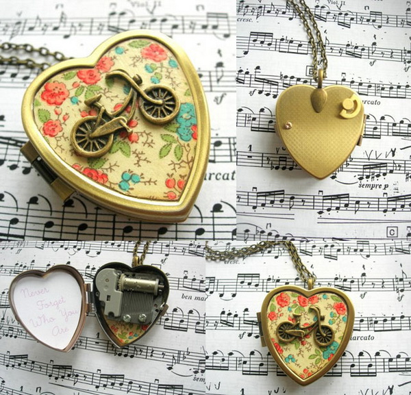 кулон в виде сердца с музыкальной шкатулкой внутри