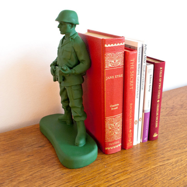 Подставка для книг в виде солдата