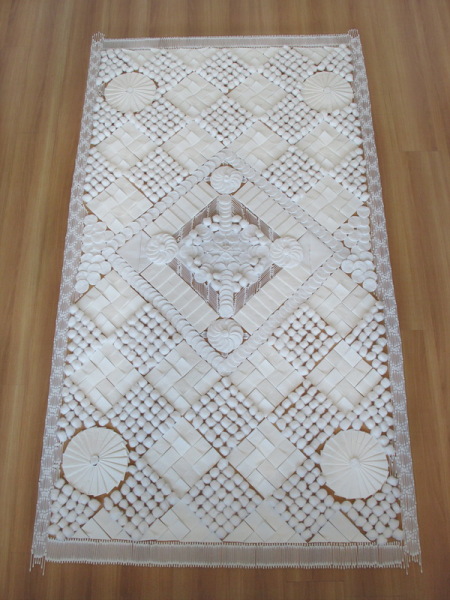 Коллекция оригинальных ковров, созданных из необычных материалов