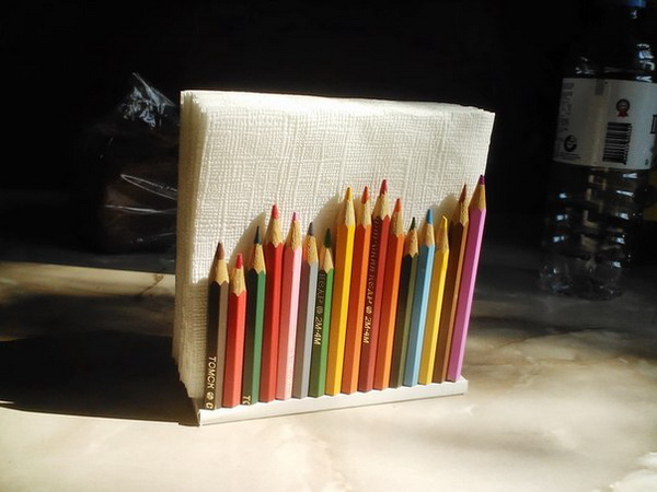 Цветные карандаши в роли подставки для салфеток