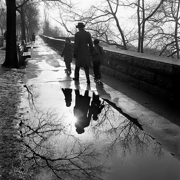 Прогулка по осеннему парку от Vivian Maier.