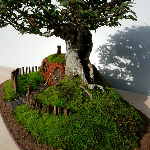 Коллекция деревьев «бонсай» с жилищем для хоббитов: любителям фильма «Властелин колец» посвящается