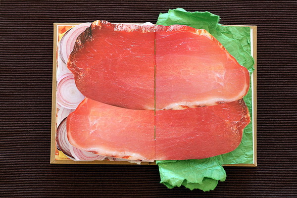 книга, иллюстрирующая продукты из сэндвича