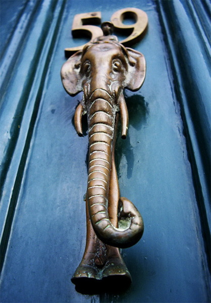 Слон на дверной ручке
