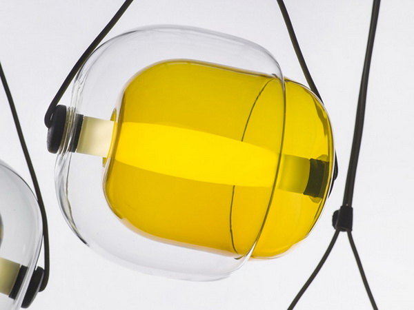 Цветной светильник Capsula от дизайнера Lucie Koldova