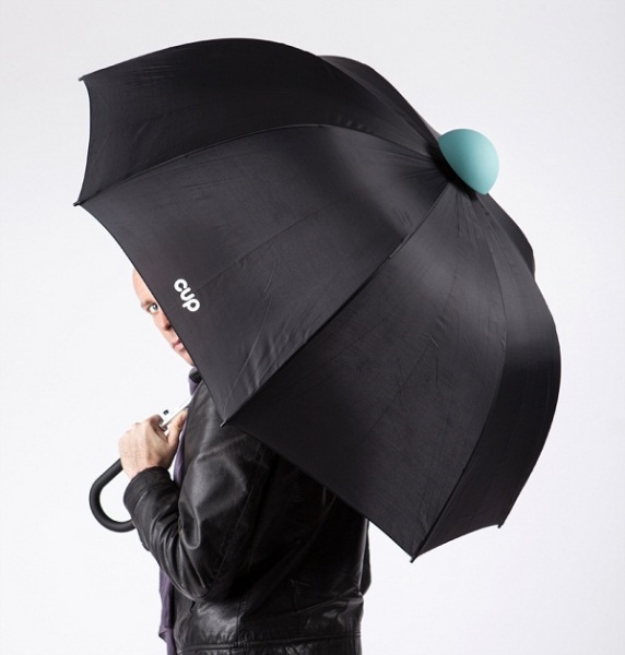Резиновый наконечник для зонта защищает от луж на полу.