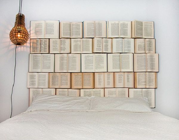 Изголовье кровати, выложенное книгами