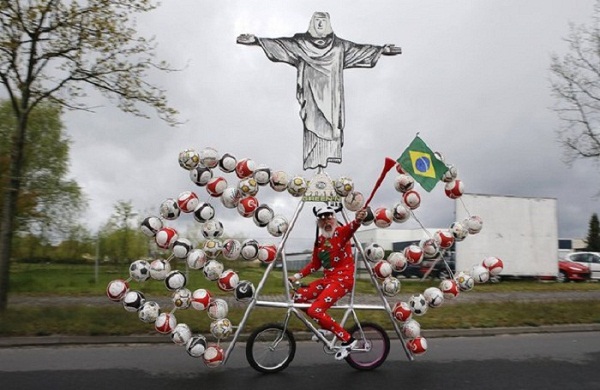 Велосипед, созданный в честь футбольного чемпионата.