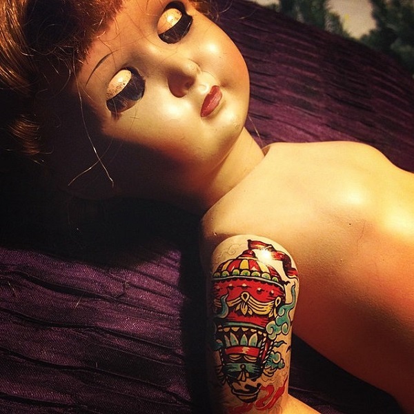Кукла, украшенная татуировкой.