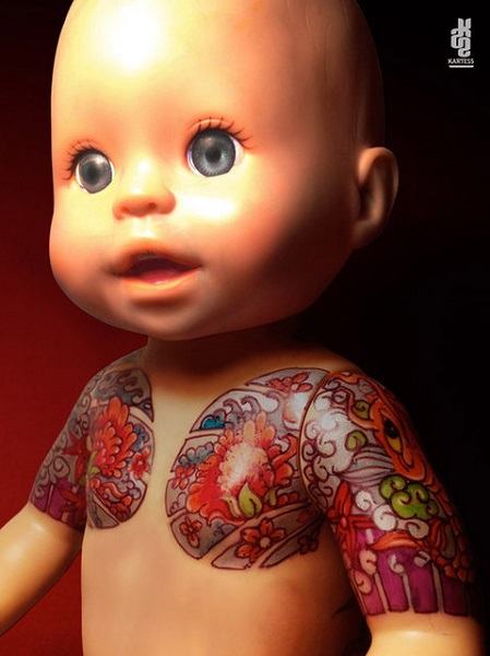 Винтажная кукла с татуировкой.