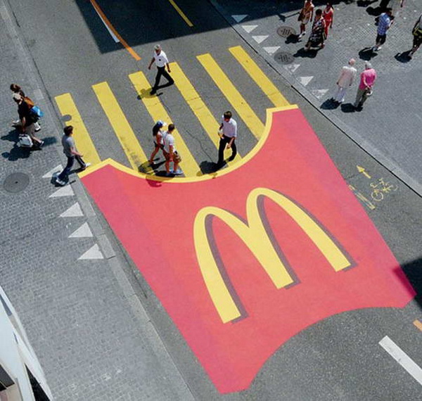 реклама McDonalds на пешеходном переходе