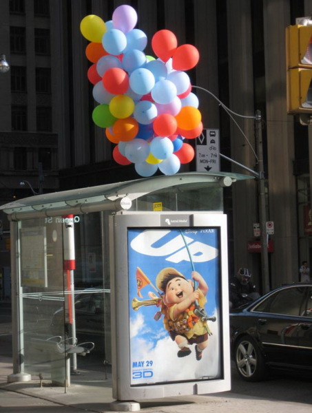 автобусная остановка с шарами