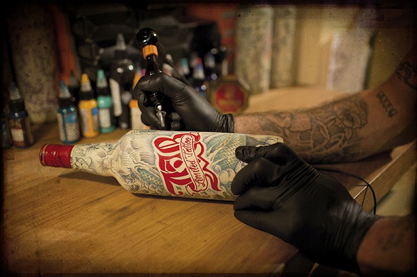 Бутылки с татуировками от Sebastien Mathieu