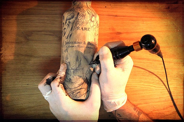 Татуированные бутылки с виски от Sebastien Mathieu