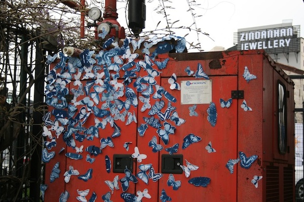 Бабочки на улицах города.