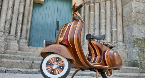 Vespa: деревянный скутер на улицах города