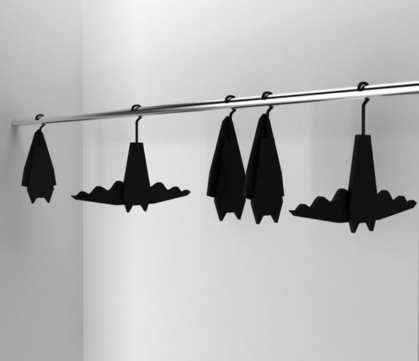 Вешалка для одежды, стилизованная под летучую мышь