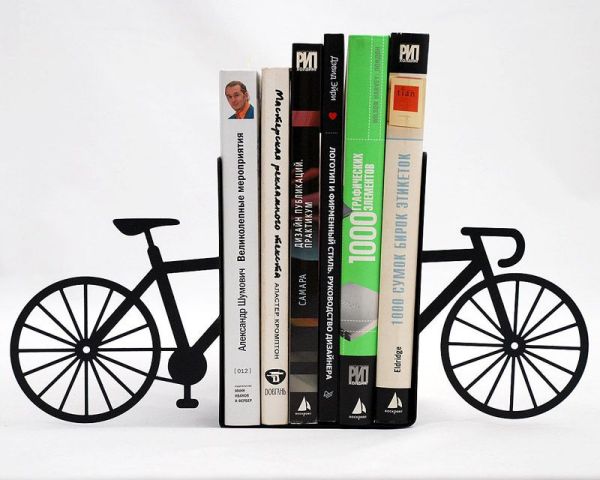 Велосипед в роли подставки для книг