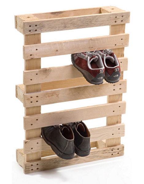 деревянные поддоны в качестве полки для обуви