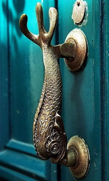 Дверная ручка в виде рыбы
