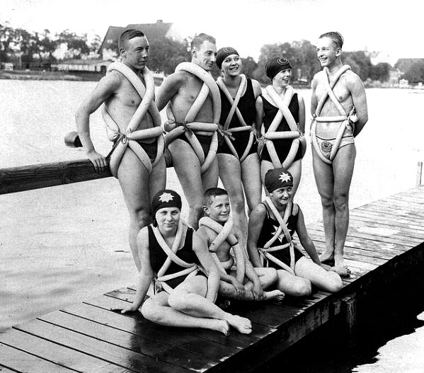 Плавательные жилеты прошлого века