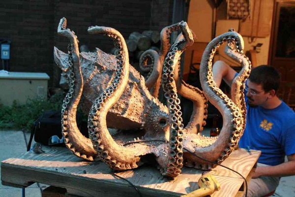 Исаак Краус создает бронзовый стол Octopus в стиле steampunk
