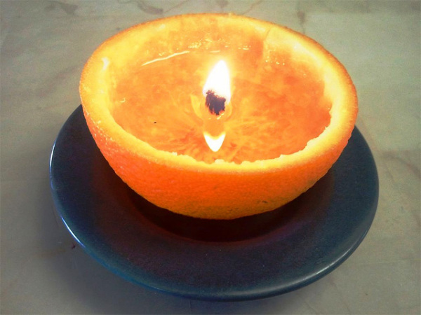 свеча в кожуре из-под апельсина