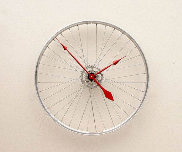 часы из велосипедного колеса