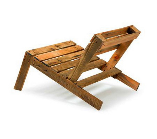низкие стулья из деревянных поддонов