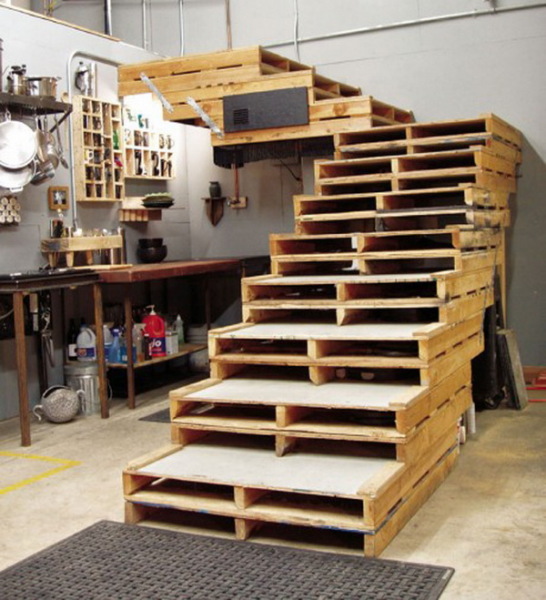 лестница из деревянных поддонов