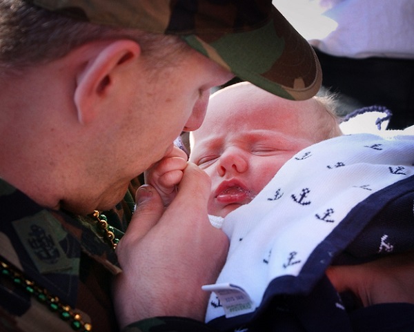 Солдат с новорожденной дочкой.