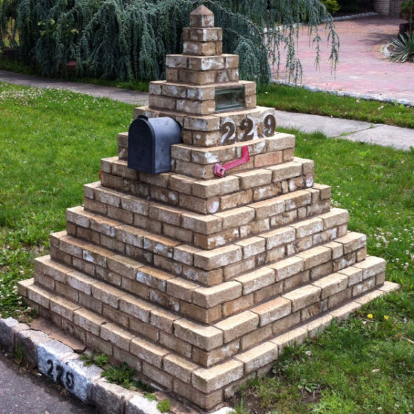 Египетская пирамида в роли почтового ящика