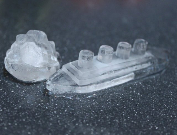 лед в форме легендарного корабля 