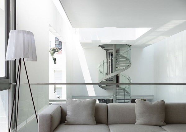 Оригинальная лестница со стеклянными перилами