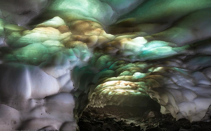 Ледяная пещера возле вулкана Мутновского, Россия