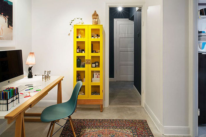 Жёлтый шкафчик в интерьере домашнего офиса