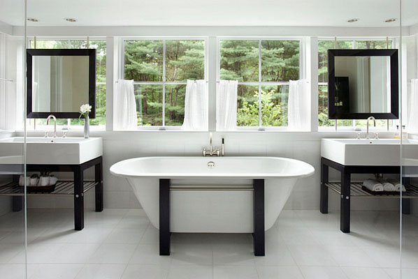 Интерьер ванный в чёрно-белых тонах от Hutker Architects