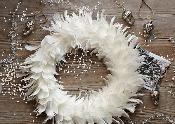 венок из перьев Feather Wreath от West Elm