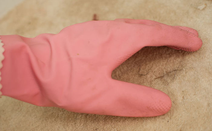 Резиновая перчатка против шерсти питомцев