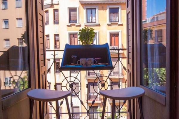 Подвесной столик &#8210; простое, но элегантное решение для маленького балкона
