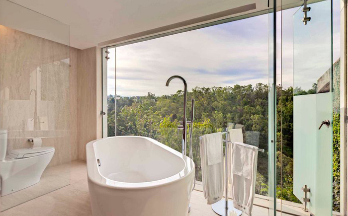 Просторная ванная с панорамным видом