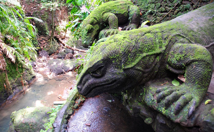 Статуи драконов Комодо, смотрящих на реку в Обезьяньем лесу