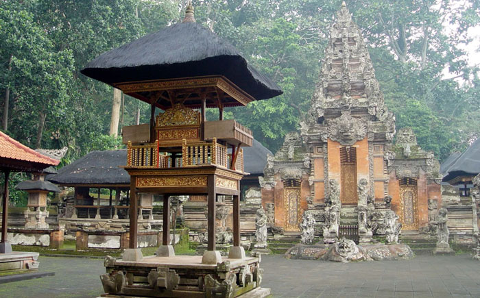 Храм Далем Агунг Падантегал в Обезьяньем лесу 