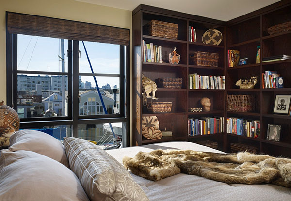 Интерьер спальни с библиотекой от Dan Nelson, Designs Northwest Architects