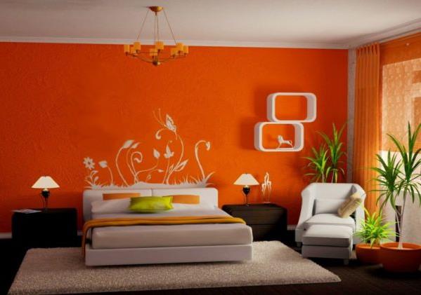 Оранжево-белая спальня с живыми цветами