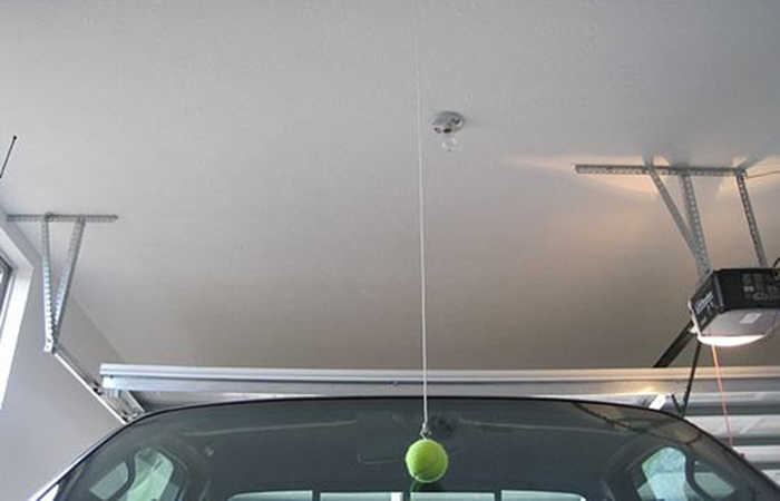 Теннисный мяч в гараже