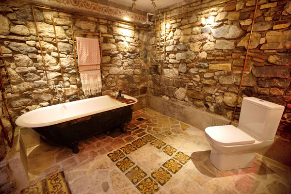 Ванная комната с каменными стенами